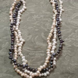 Triple strand faux coloured pearl necklace in great vintage condition